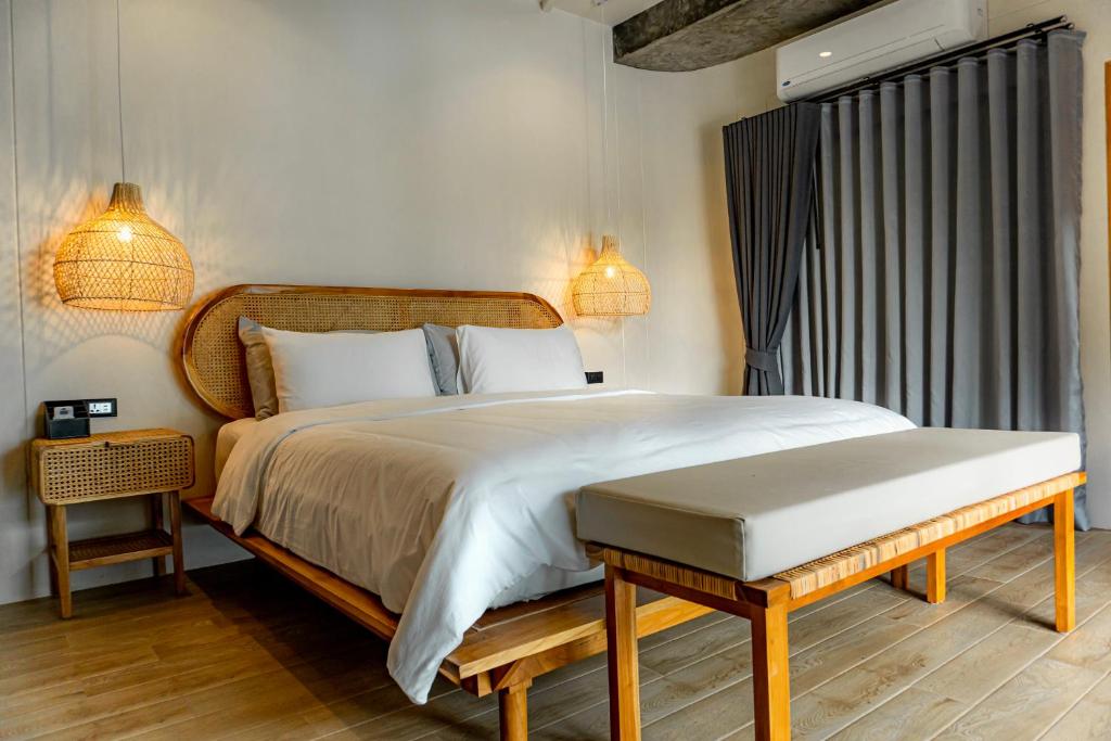 Postel nebo postele na pokoji v ubytování Touch Beachfront Pool Villa Koh Yao Noi