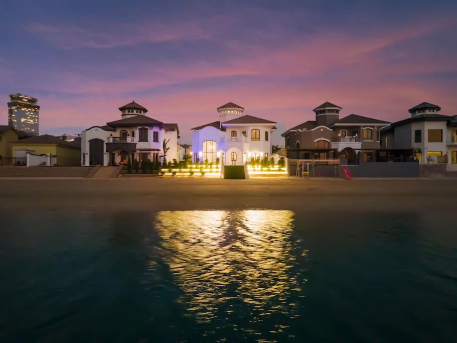 Luxury 4 bedrooms Villa at Palm Jumeirah !