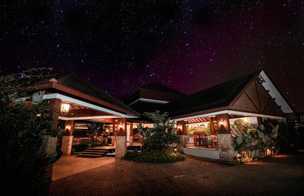 een gebouw 's nachts met een sterrenhemel bij Morickap Resort in Vythiri