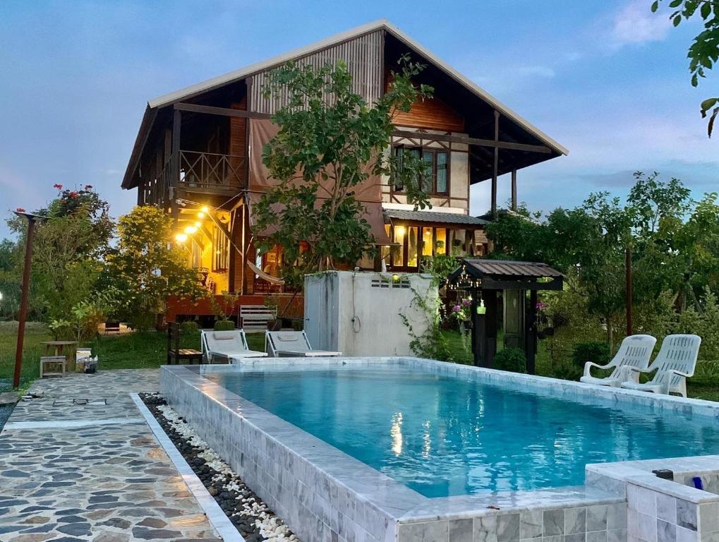 Bazén v ubytování Rang Robin Farmstay with swimming pool nebo v jeho okolí