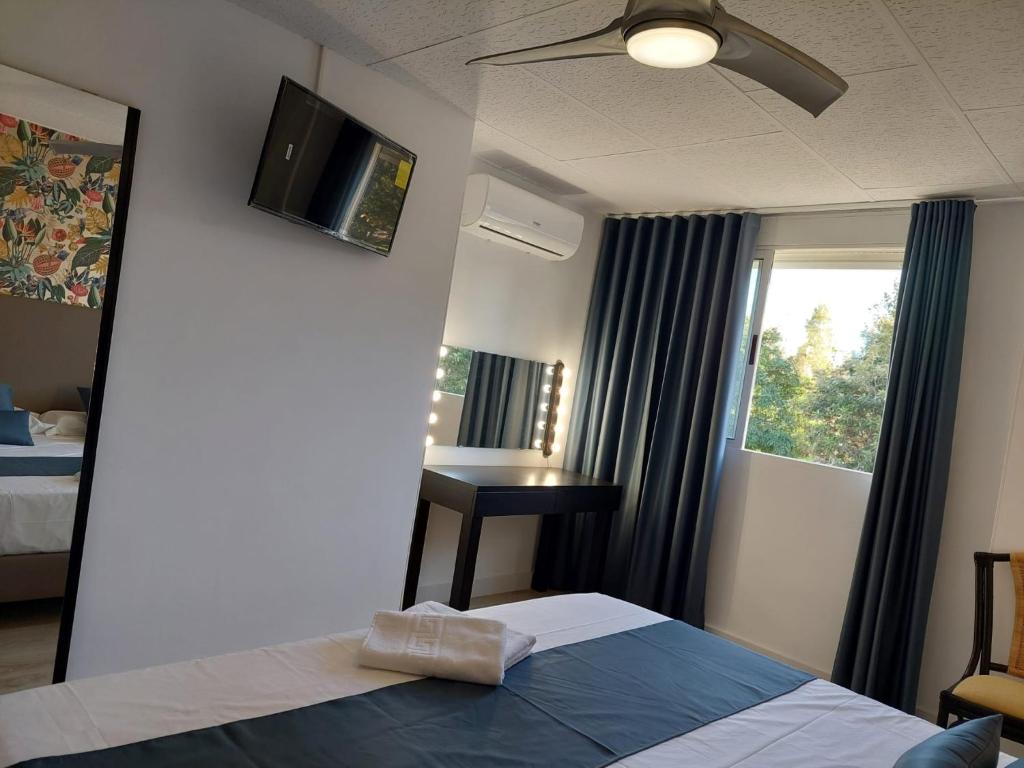 Postel nebo postele na pokoji v ubytování Hostal GARDEN ROUS