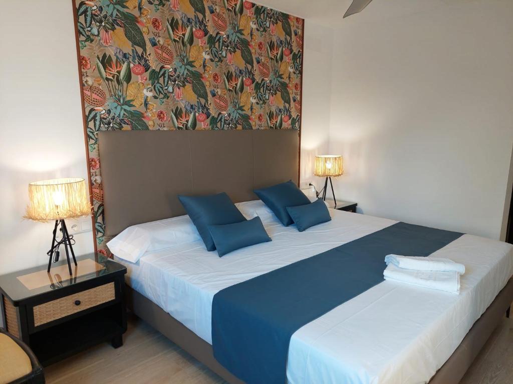 Postel nebo postele na pokoji v ubytování Hostal GARDEN ROUS