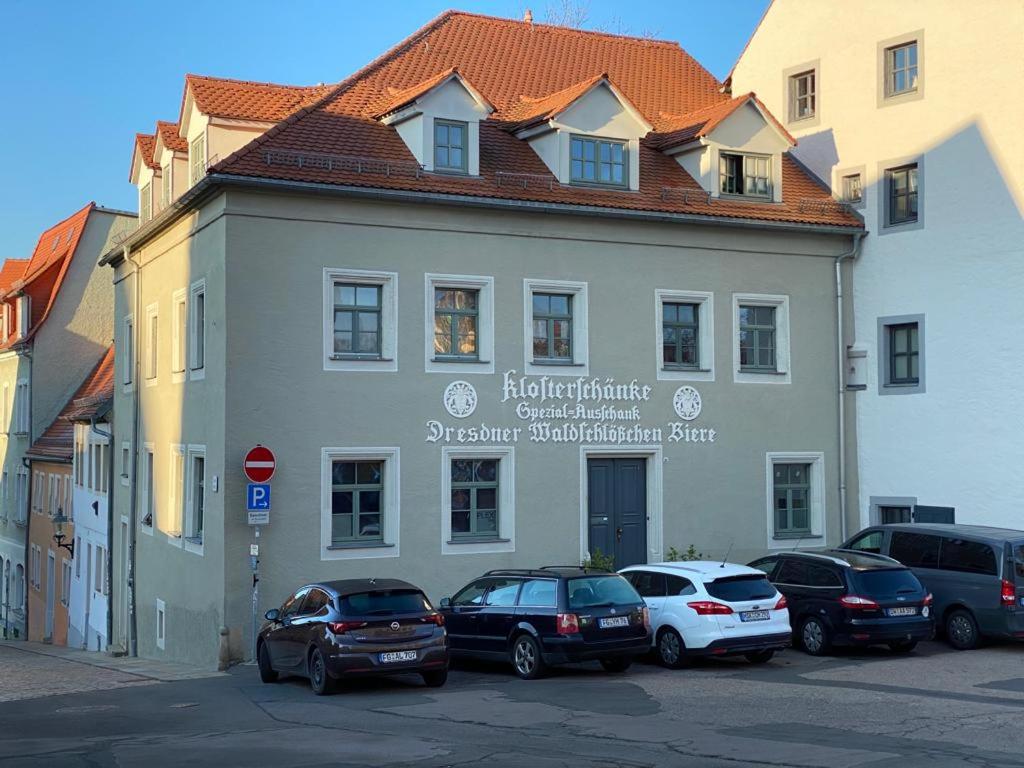 un edificio con coches estacionados frente a él en Apartment Altstadt Freiberg, en Freiberg