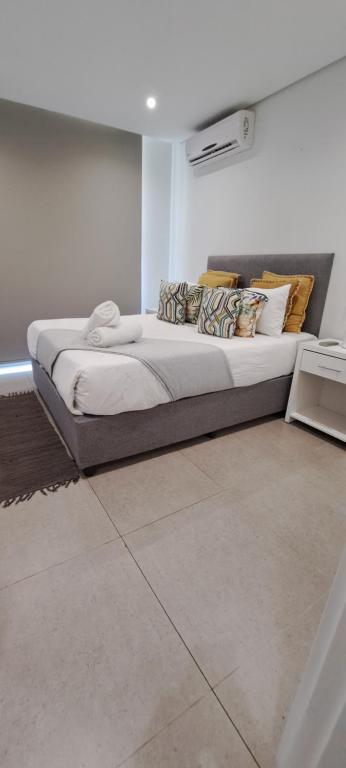 1 dormitorio con 1 cama grande en una habitación en Pebble Beach 242 en Umhlanga