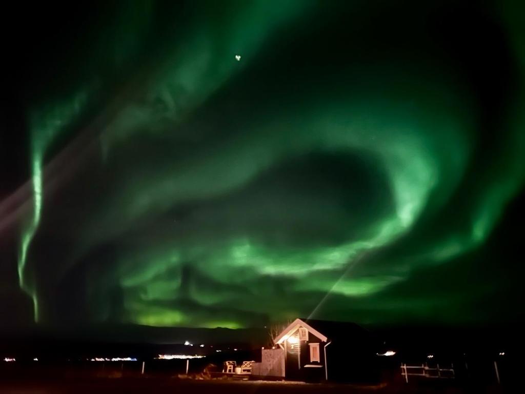 una imagen de un cielo verde con un edificio en Akurgerði Guesthouse 2 - Country Life Style, en Ölfus