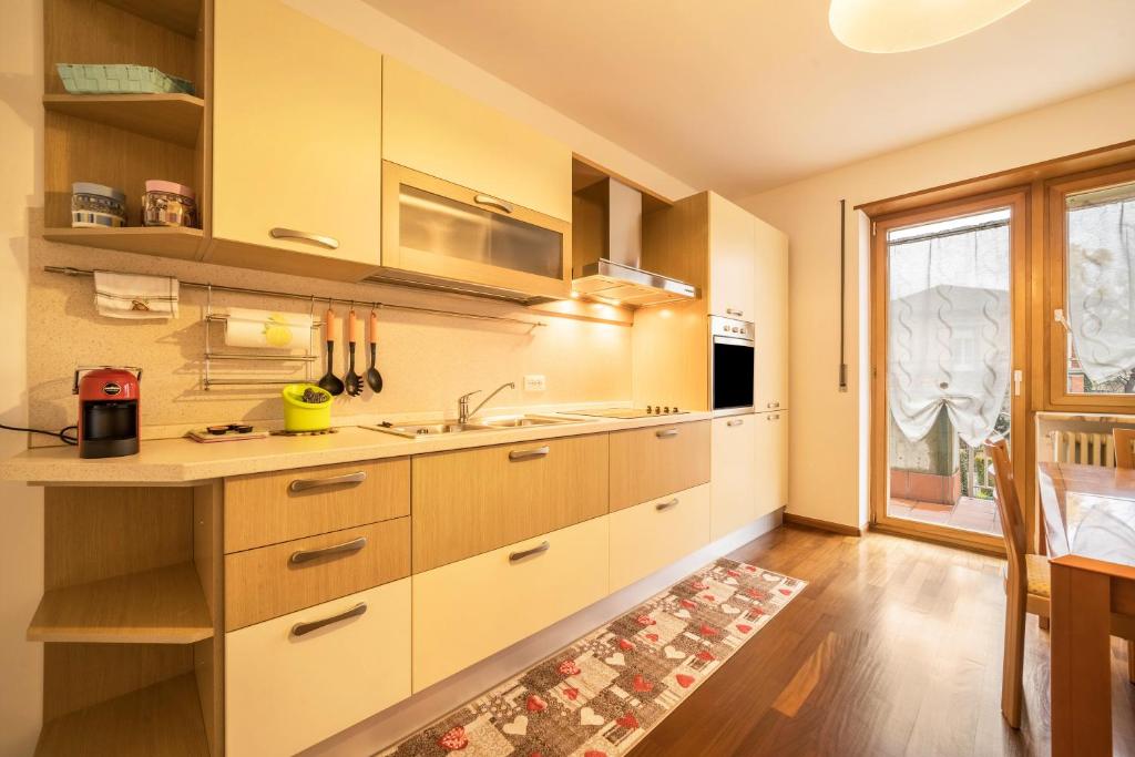 Una cocina con gabinetes de madera y un fregadero. en Sweet Dreams, en Merano