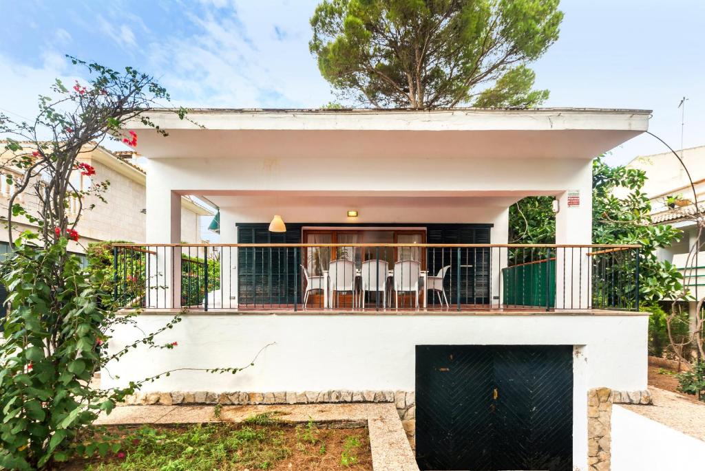 una casa con balcone e camino di Playa de Palma Beach House a Playa de Palma