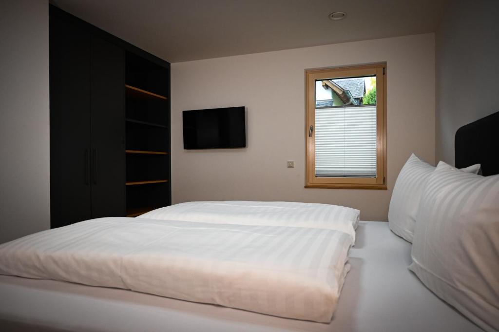 1 dormitorio con cama blanca y ventana en Moselhaus Krieger, en Traben-Trarbach