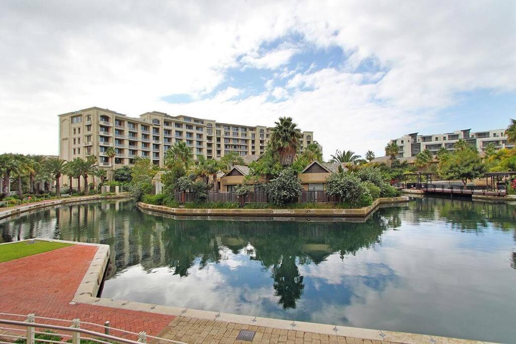 vistas a un río con edificios en el fondo en Luxury Villa in V&A Waterfront, en Ciudad del Cabo