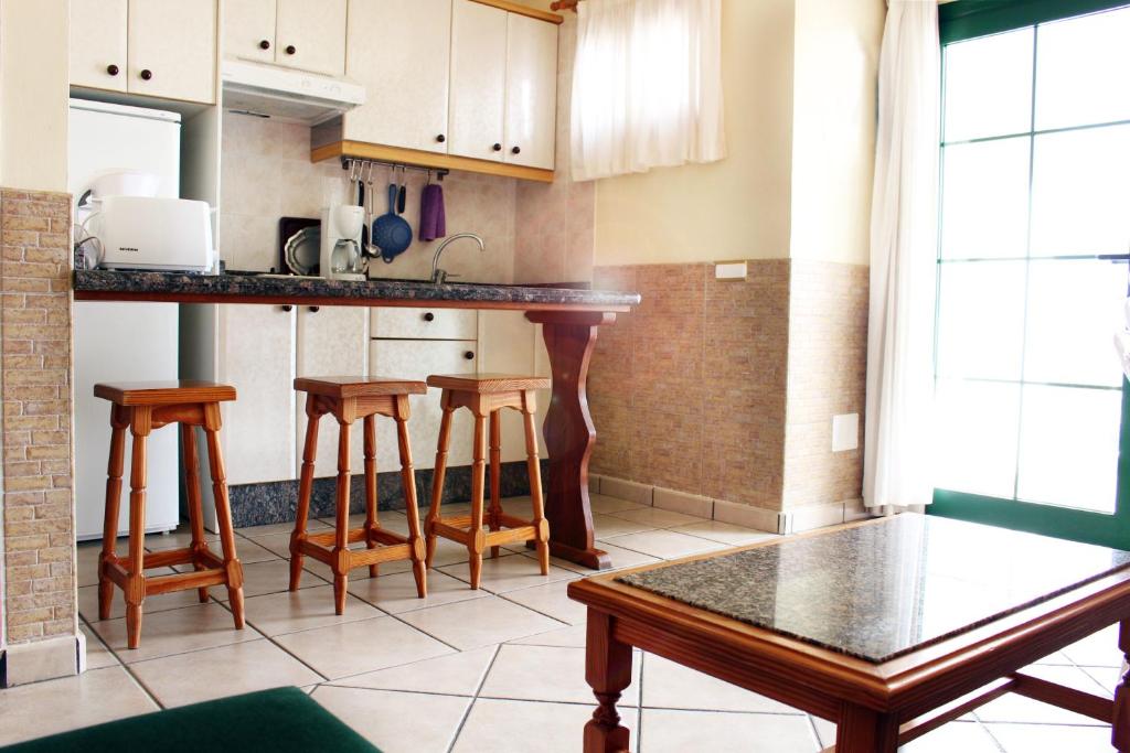Kuchyňa alebo kuchynka v ubytovaní Apartamentos Acuario Sol