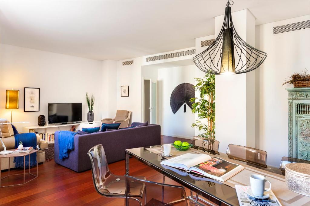 A television and/or entertainment centre at Genteel Home Cabildo