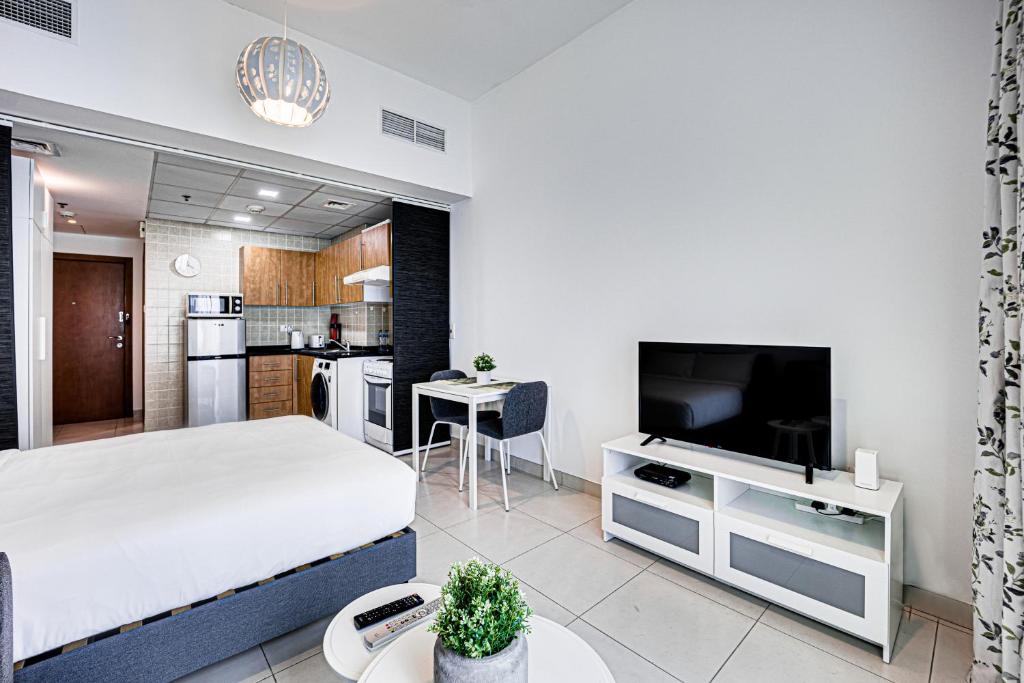 TV a/nebo společenská místnost v ubytování Canal View apartment in Marina
