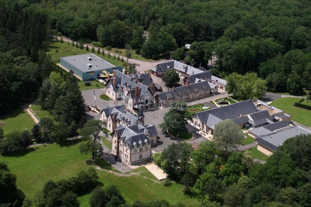 una vista aérea de una casa grande con patio en Hotel-Restaurant Domaine de la Grande Garenne, en Neuvy-sur-Barangeon