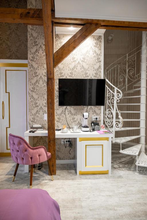 TV a/nebo společenská místnost v ubytování Queen Palace