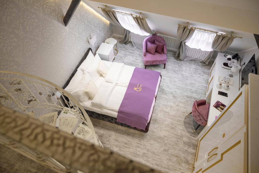 Postel nebo postele na pokoji v ubytování Queen Palace