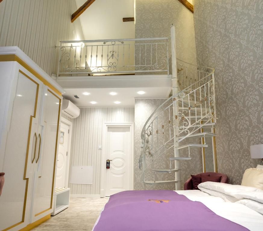 Postel nebo postele na pokoji v ubytování Queen Palace