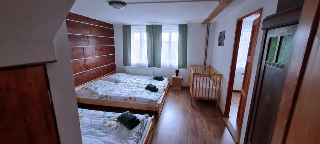 Łóżko lub łóżka w pokoju w obiekcie Wellness Chaloupka Mezná - Národní park České Švýcarsko