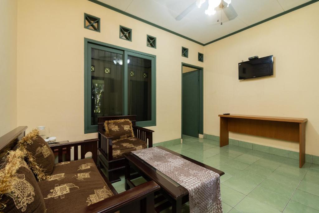 Televizorius ir (arba) pramogų centras apgyvendinimo įstaigoje Urbanview Hotel Griya Astoeti 2 Cisarua Puncak