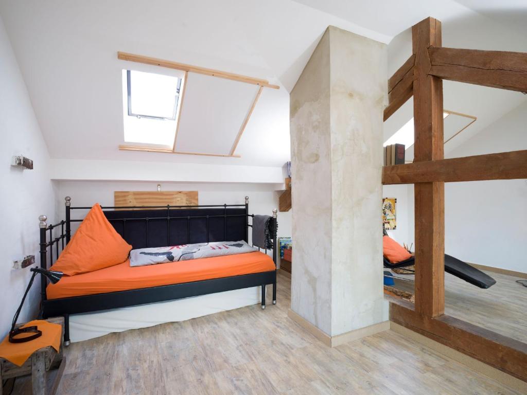 ein Schlafzimmer mit einem Etagenbett und einer Leiter in der Unterkunft Ferienhaus Laux in Weiskirchen