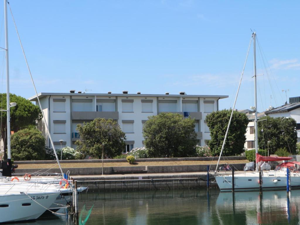 リニャーノ・サッビアドーロにあるLevanteの建物前の水上に停泊した船2隻