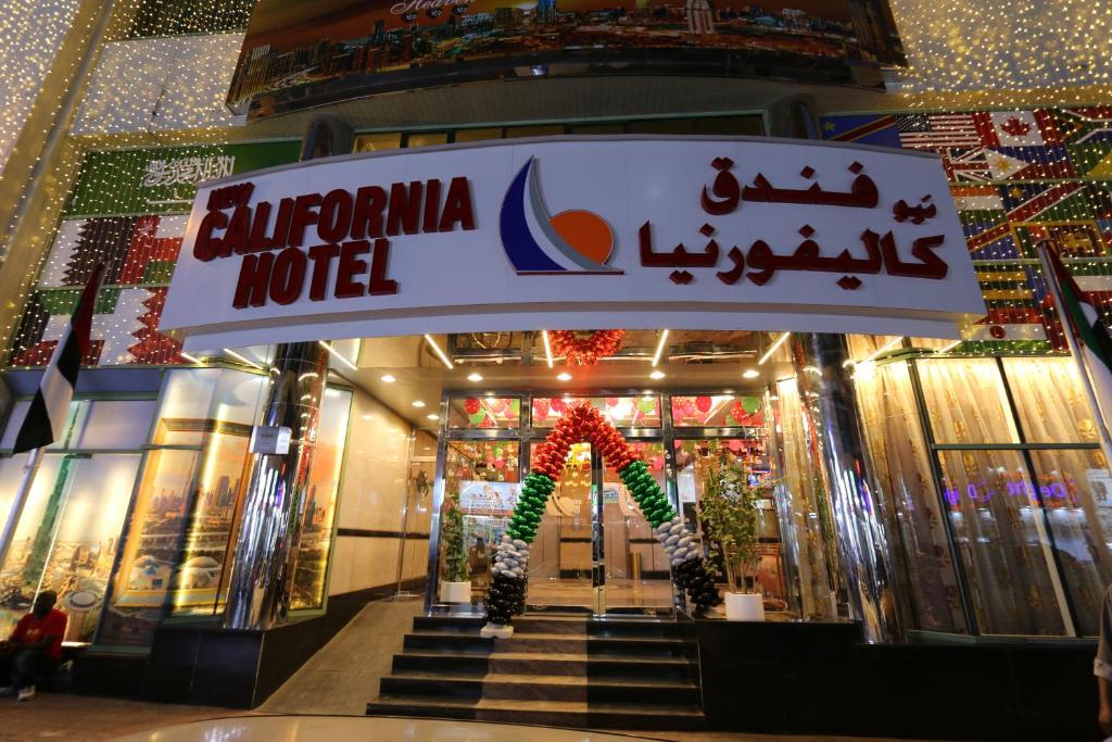 uma loja em frente a um hotel com decorações de Natal em NEW CALIFORNIA HOTEL no Dubai