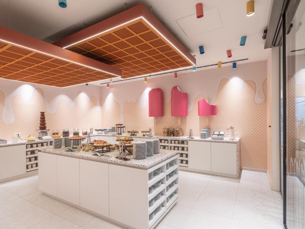 Kuchyň nebo kuchyňský kout v ubytování Falkensteiner Family Hotel Diadora