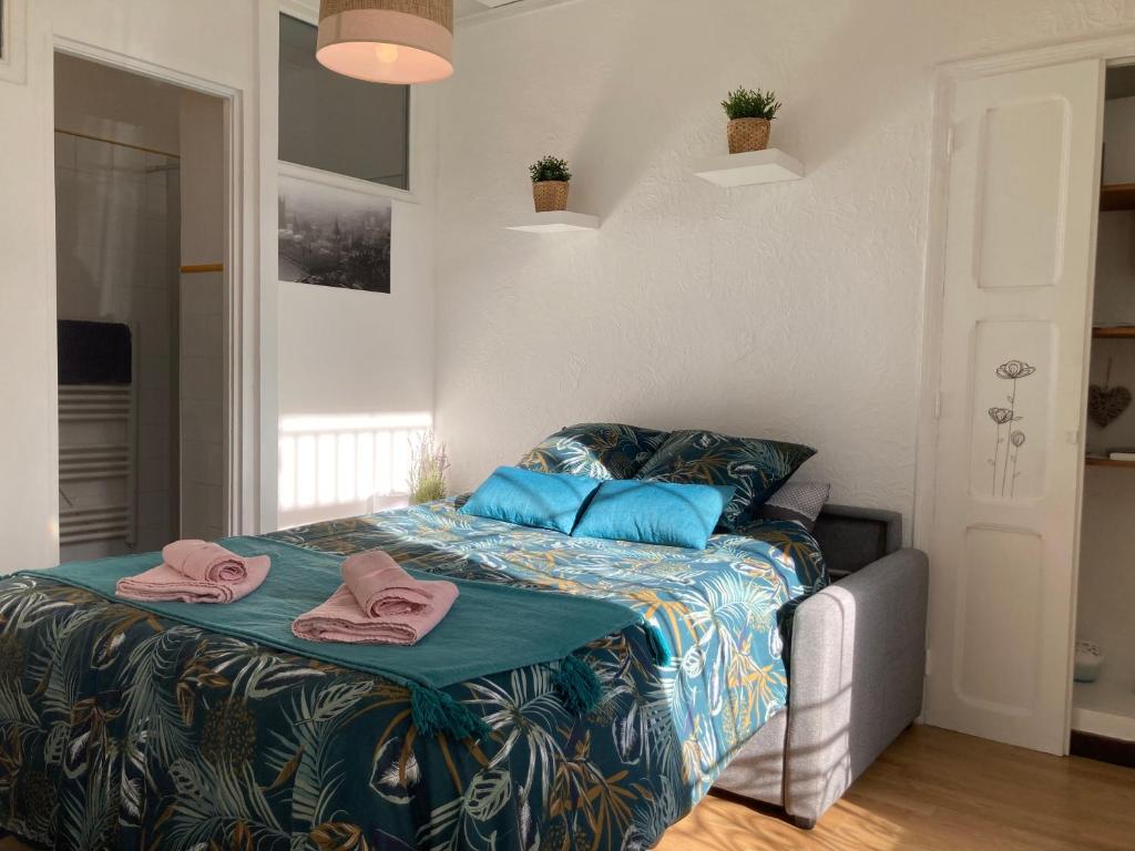 ein Schlafzimmer mit einem Bett mit zwei Handtüchern darauf in der Unterkunft Centre Vaison-la-Romaine, Appartement T2 in Vaison-la-Romaine