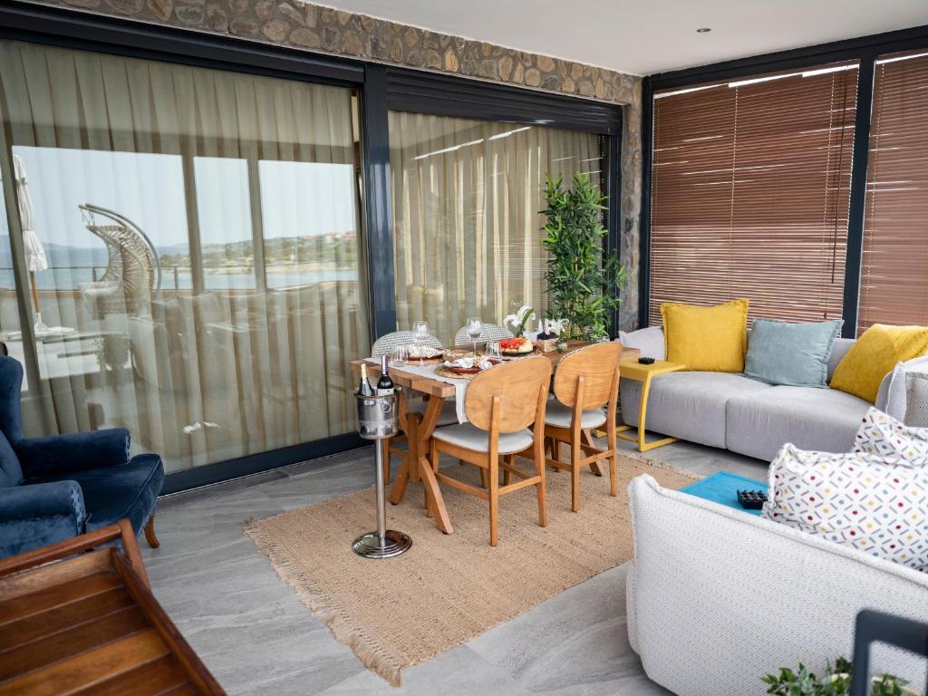 a living room with a table and a couch at Sa'Rezya Hotel in Çeşme
