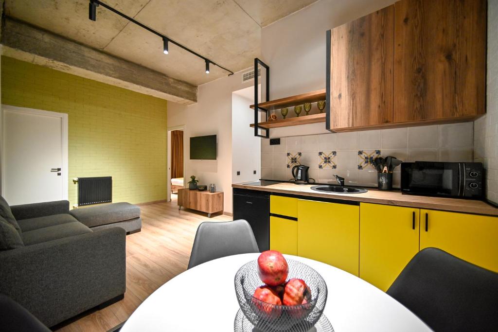 kuchnia ze stołem i miską owoców w obiekcie Rooms Apart-Hotel by RED w Erywaniu