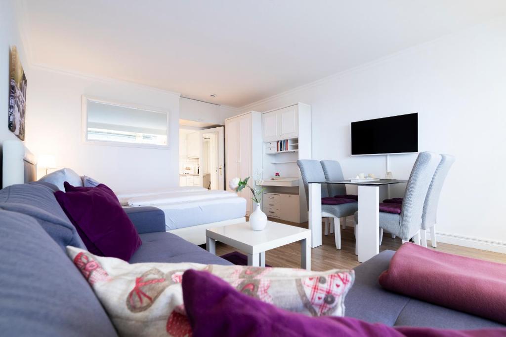 uma sala de estar com um sofá e uma mesa em Ferienwohnung Landblick App 162 em Timmendorfer Strand