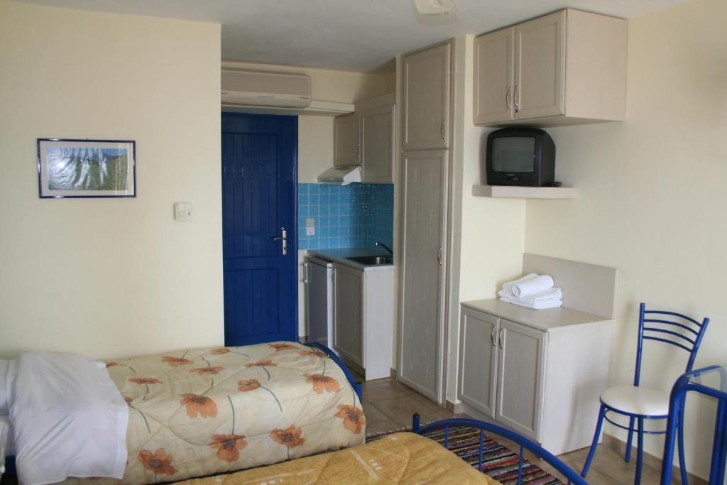 TV a/nebo společenská místnost v ubytování Agnadi Hotel