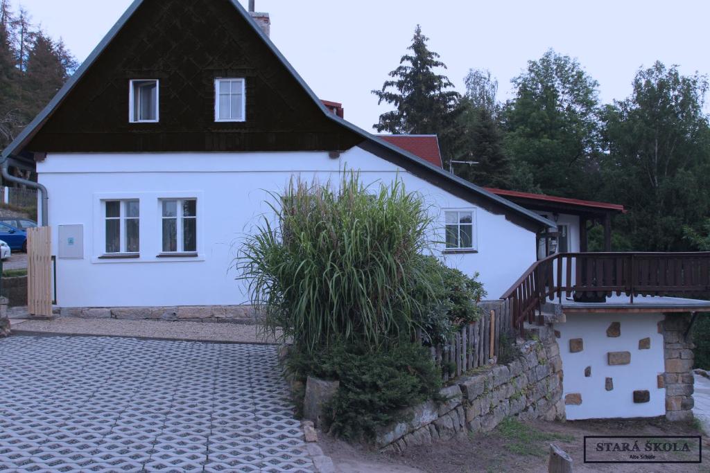 una casa blanca con techo negro en Wellness Chaloupka Mezná - Národní park České Švýcarsko, en Hřensko