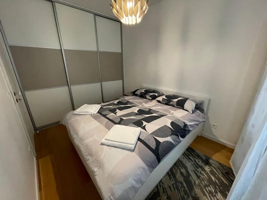 Postel nebo postele na pokoji v ubytování CENTER near Esplanade hotel - lovely apartment with parking