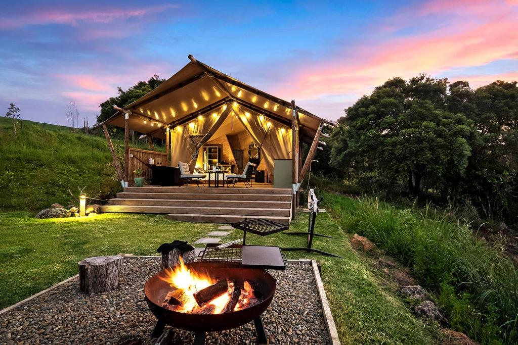 namiot z ogniskiem przed nim w obiekcie Cicada Luxury Camping w mieście Kiama