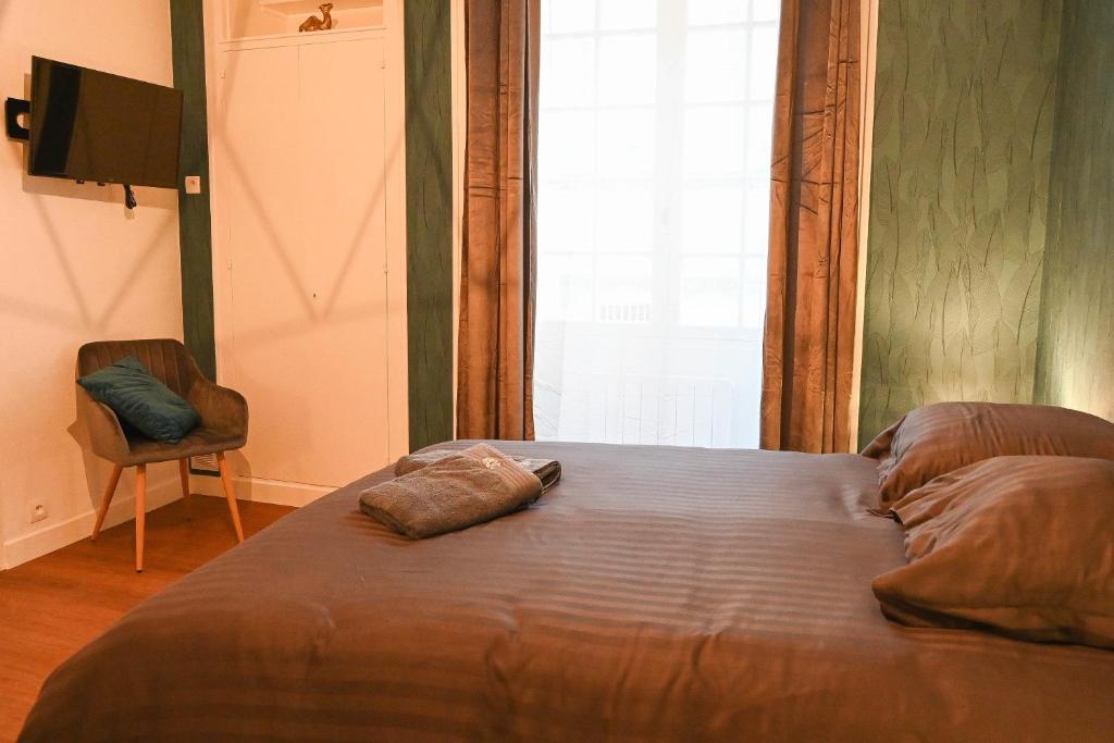 ein Bett mit zwei Kissen darauf in einem Schlafzimmer in der Unterkunft L'Acacia #Hyper-centre #Marché couvert in Cognac