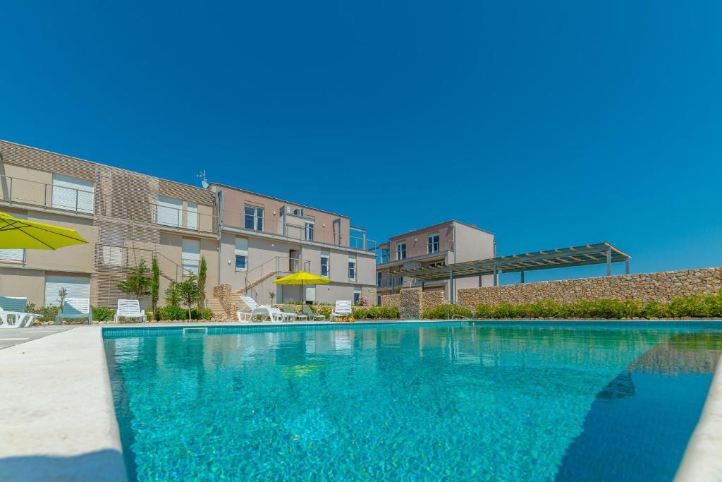 una piscina frente a un edificio en Isola Bella Croazia - C4, en Povljana