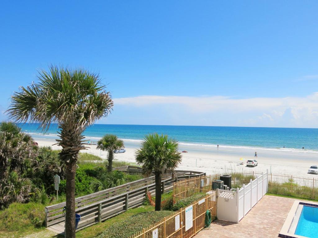 uma vista para a praia a partir da varanda de uma casa de praia em New Smyrna Waves by Exploria Resorts em New Smyrna Beach