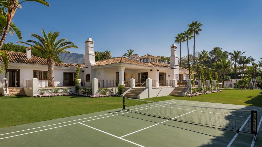 una pista de tenis frente a una casa en LVone, Villa in Los Verdiales, Golden Mile, en Marbella