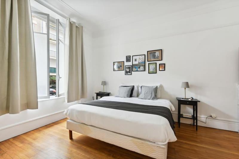 Tempat tidur dalam kamar di Cosy appartement Neuilly sur Seine