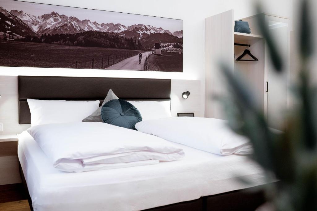 Postel nebo postele na pokoji v ubytování Reos Hotel Wangen