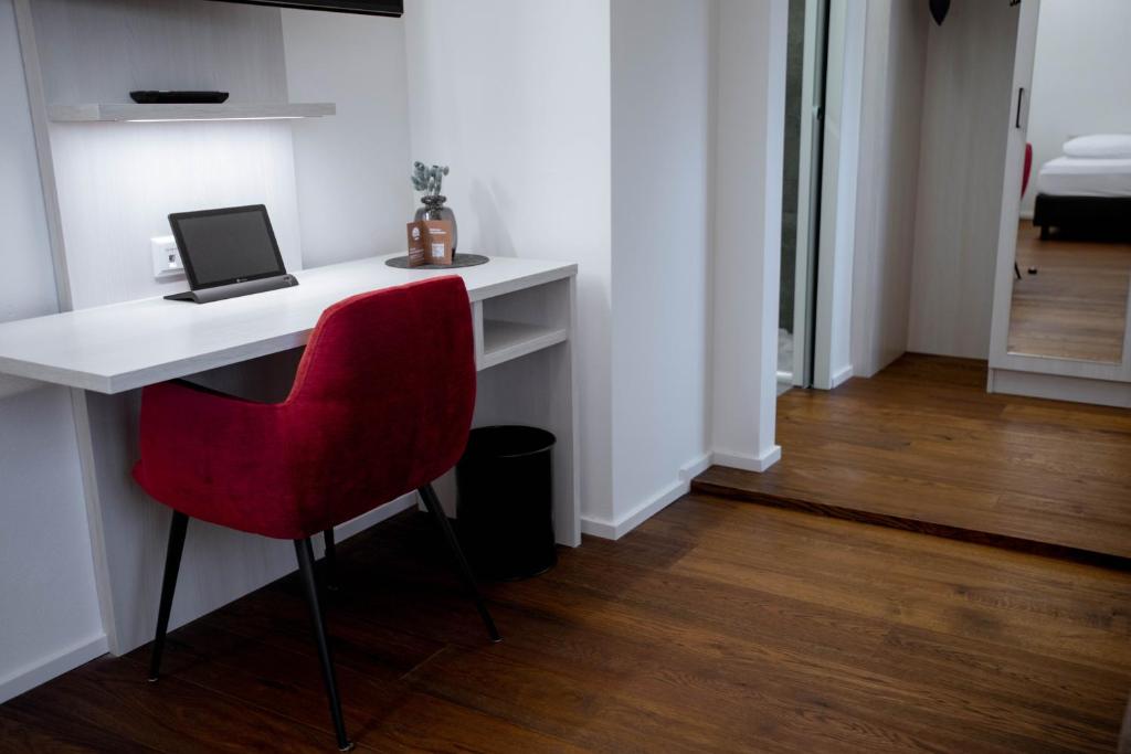 Postel nebo postele na pokoji v ubytování Reos Hotel Wangen