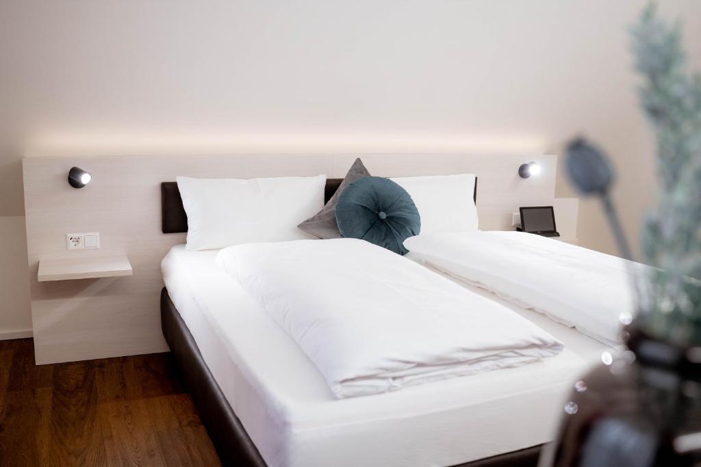 Postel nebo postele na pokoji v ubytování Reos Hotel Wangen