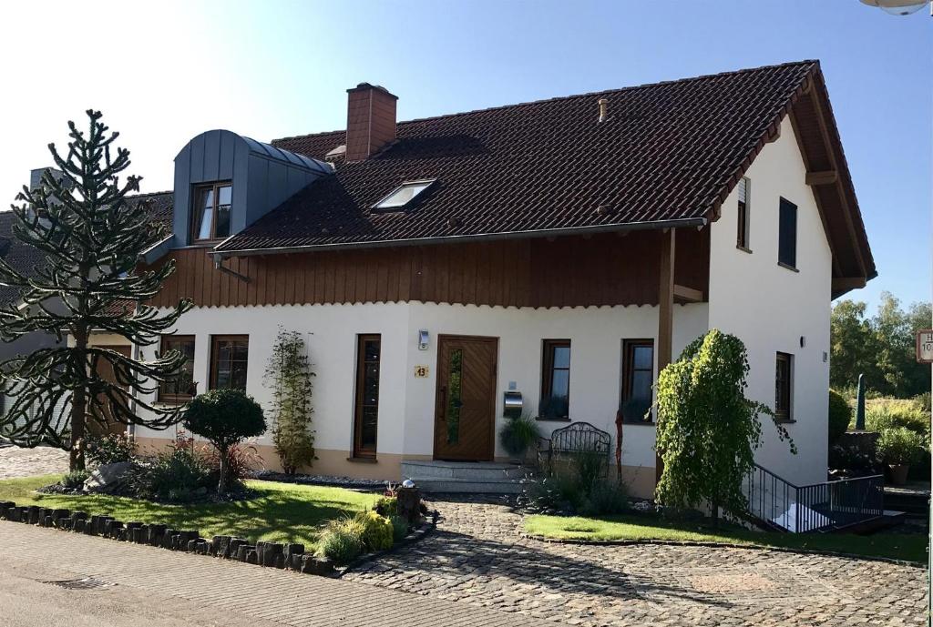 uma casa branca com um telhado castanho em Ferienappartement Greiff em Könen