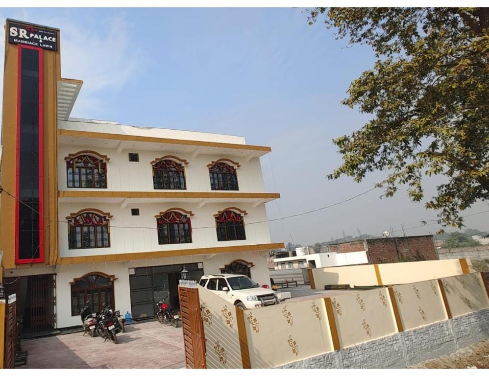 The S R Palace and Marriage Lawn,Ayodhya - Housity