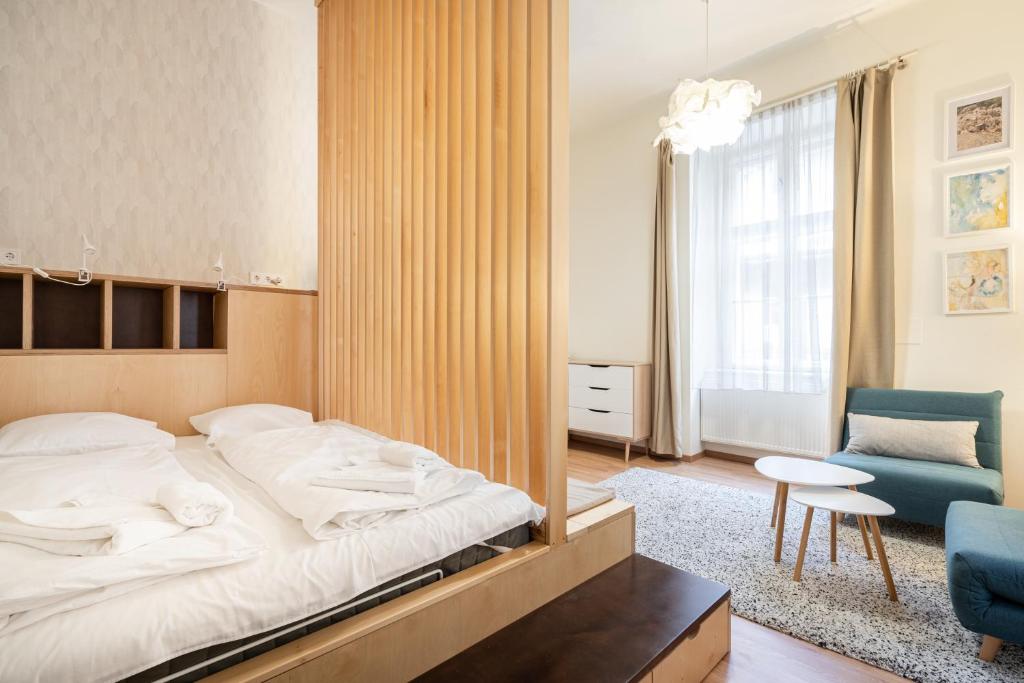 A bed or beds in a room at GoldenFeet Studio