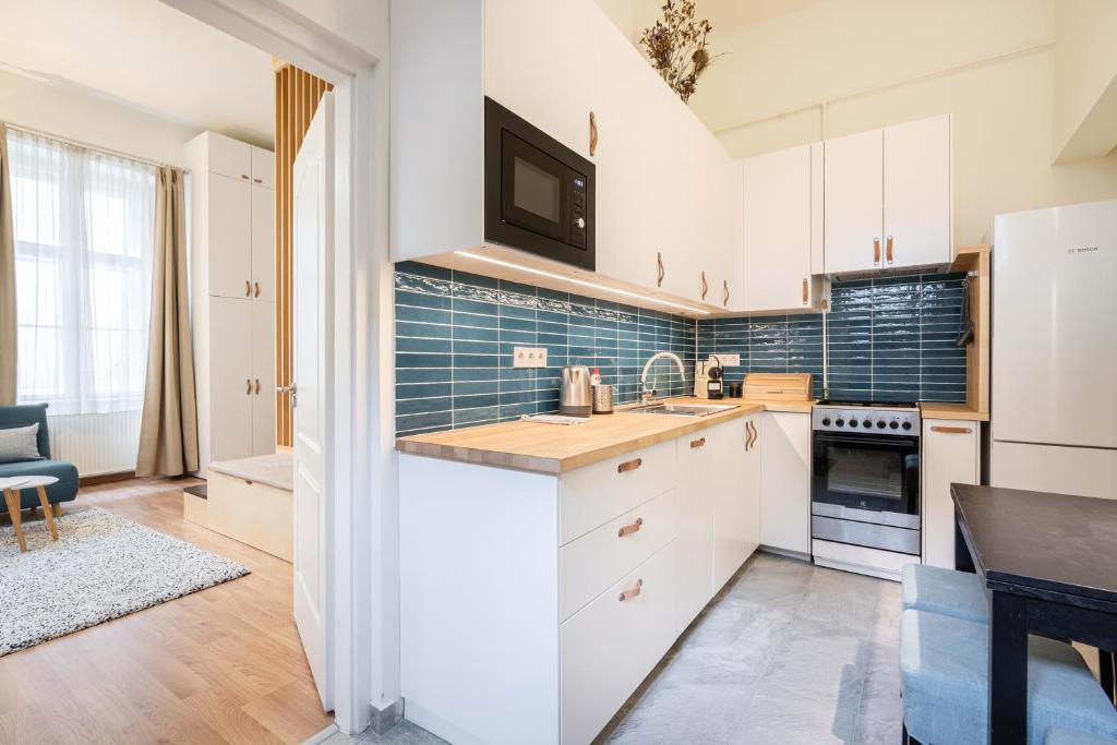 A kitchen or kitchenette at GoldenFeet Studio