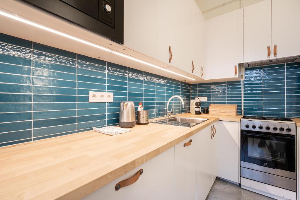 A kitchen or kitchenette at GoldenFeet Studio