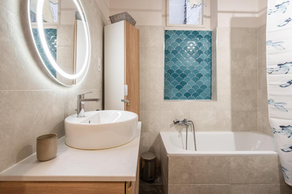 A bathroom at GoldenFeet Studio