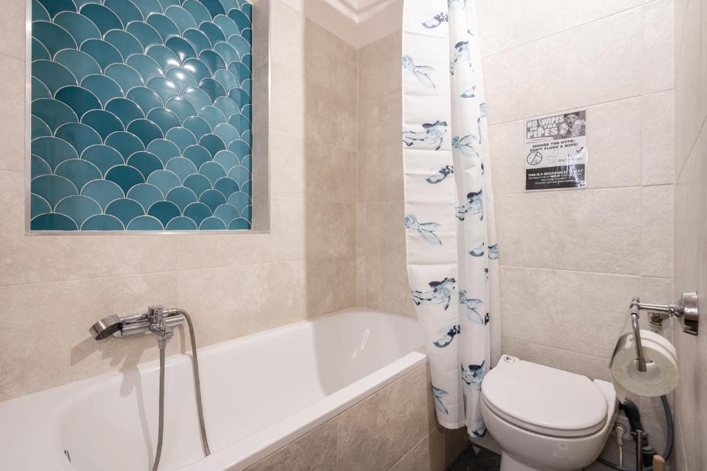 A bathroom at GoldenFeet Studio