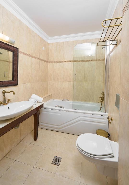 Koupelna v ubytování Olympus Mediterranean Boutique Hotel